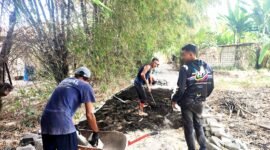 PROSES: Sejumlah pekerja melanjutkan proyek pavingnisasi di Desa Artodung, Kecamatan Galis, Pamekasan. (DPRKP PAMEKASAN FOR KLIKMADURA)