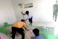 Sejumlah warga didampingi TNI membongkar makam palsu di kompleks pemakaman Bhuju’ Kramat Lanceng, Kelurahan Dalpenang, Sampang. (ISTIMEWA)