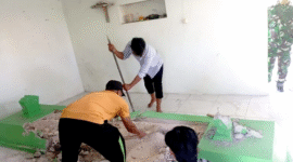 Sejumlah warga didampingi TNI membongkar makam palsu di kompleks pemakaman Bhuju’ Kramat Lanceng, Kelurahan Dalpenang, Sampang. (ISTIMEWA)