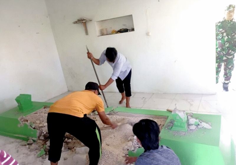 Sejumlah warga didampingi TNI membongkar makam palsu di kompleks pemakaman Bhuju’ Kramat Lanceng, Kelurahan Dalpenang, Sampang. (ISTIMEWA)