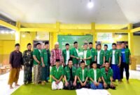 Ketua PR GP Ansor Gugul, Yusril Rahman Syakur menerima SK dari perwakilan Pengurus PC GP Ansor Pamekasan usai pelantikan. (ISTIMEWA)