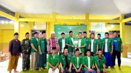 Ketua PR GP Ansor Gugul, Yusril Rahman Syakur menerima SK dari perwakilan Pengurus PC GP Ansor Pamekasan usai pelantikan. (ISTIMEWA)