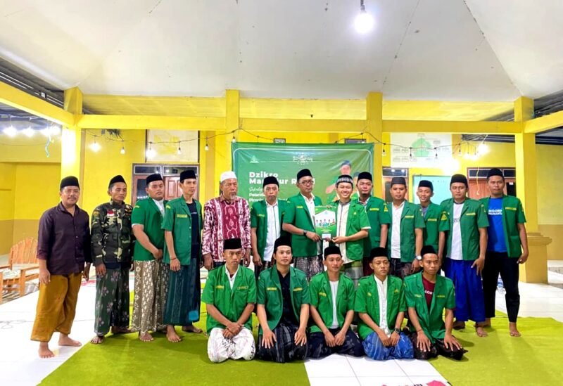 Ketua PR GP Ansor Gugul, Yusril Rahman Syakur menerima SK dari perwakilan Pengurus PC GP Ansor Pamekasan usai pelantikan. (ISTIMEWA)