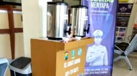 Stand ngopi gratis di Samsat Sampang. (ISTIMEWA)