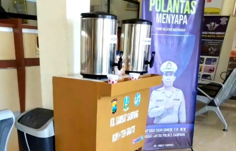 Stand ngopi gratis di Samsat Sampang. (ISTIMEWA)