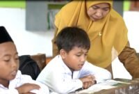 Guru SDN Angsanah 1 saat membimbing muridnya beberapa waktu lalu. (DOK. KLIKMADURA)