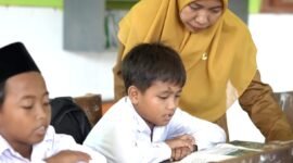 Guru SDN Angsanah 1 saat membimbing muridnya beberapa waktu lalu. (DOK. KLIKMADURA)