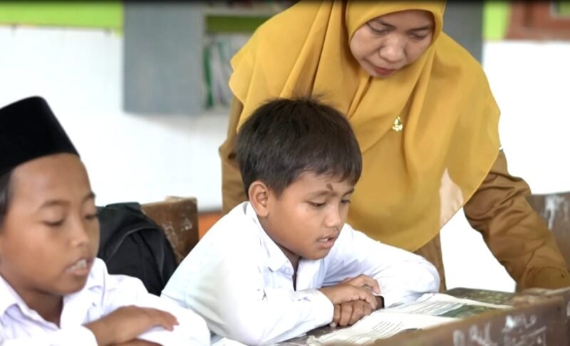 Guru SDN Angsanah 1 saat membimbing muridnya beberapa waktu lalu. (DOK. KLIKMADURA)