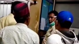 Potongan gambar ketika warga mengamuk di depan pintu masuk RSUD dr. Mohammad Zyn Sampang gara-gara dilarang masuk. (ISTIMEWA)