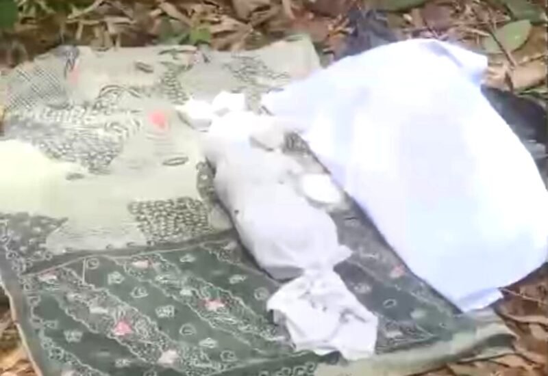Gambar jenazah bayi yang ditemukan di area pemakaman Desa Bulangan Barat, Kecamatan Pegantenan, Pamekasan terbungkus kain kafan. (ISTIMEWA)