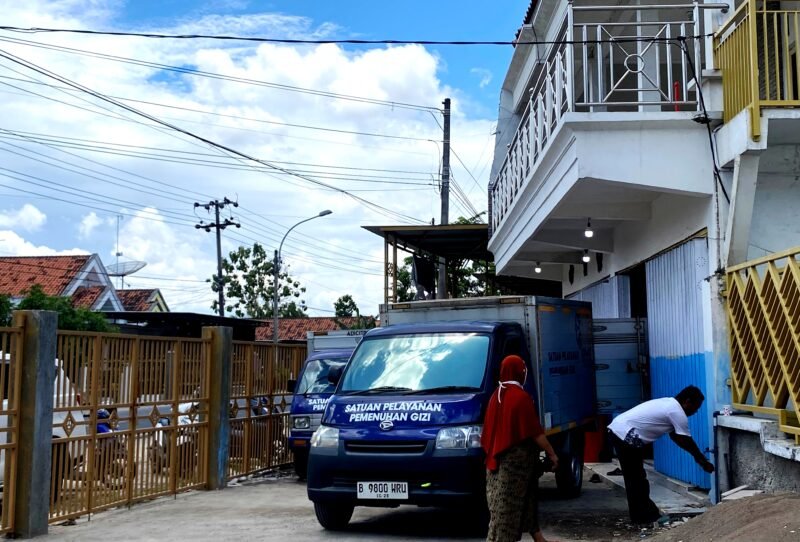 Petugas SPPG di Pamekasan bersiap mendistribusikan MBG beberapa waktu lalu. (DOK. KLIKMADURA)