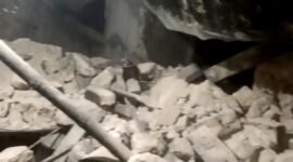 Penampakan salah satu rumah milik warga Pulau Sapudi, Kabupaten Sumenep yang ambruk akibat gempat. (ISTIMEWA)