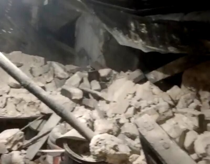 Penampakan salah satu rumah milik warga Pulau Sapudi, Kabupaten Sumenep yang ambruk akibat gempat. (ISTIMEWA)