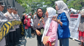 Nenek korban dugaan kekerasan seksual berorasi di depan Mapolres Sampang. (MUKSIN IKSAN / KLIKMADURA)