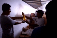 Polisi saat mengamankan minyak goreng diduga oplosan di Kecamatan Sokobanah. (ISTIMEWA)