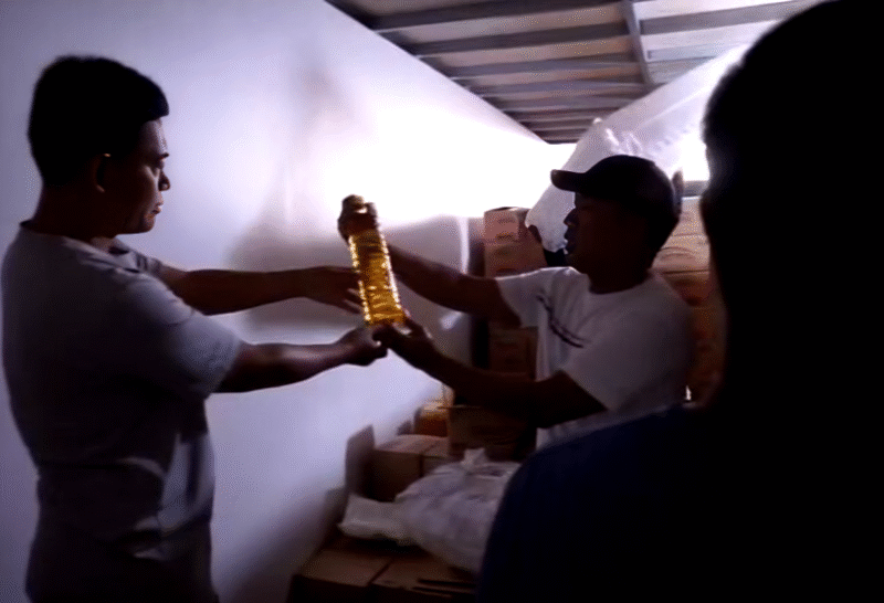 Polisi saat mengamankan minyak goreng diduga oplosan di Kecamatan Sokobanah. (ISTIMEWA)