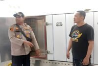 Aparat kepolisian saat melihat tempat kejadian perkara (TKP) dua pegawai SPPG terbakar akibat kebocoran tabung gas. (ISTIMEWA)