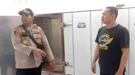 Aparat kepolisian saat melihat tempat kejadian perkara (TKP) dua pegawai SPPG terbakar akibat kebocoran tabung gas. (ISTIMEWA)