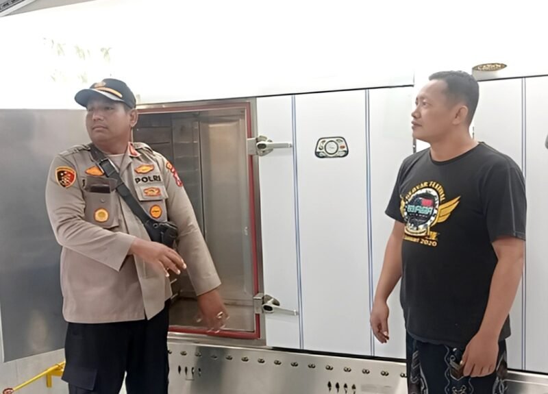 Aparat kepolisian saat melihat tempat kejadian perkara (TKP) dua pegawai SPPG terbakar akibat kebocoran tabung gas. (ISTIMEWA)