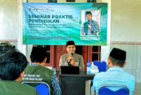 dosen UNIA Prenduan, Agus Saifuddin Amin, M.Si., saat memaparkan materi. (ISTIMEWA)