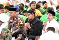 Bupati Sumenep Dr. Achmad Fauzi Wongsojudo (baju hitam) didampingi Wabup KH. Imam Hasyim dan anggota forkopimda saat doa bersama untuk keselamatan negeri di Keaton Sumenep. (KLIKMADURA)