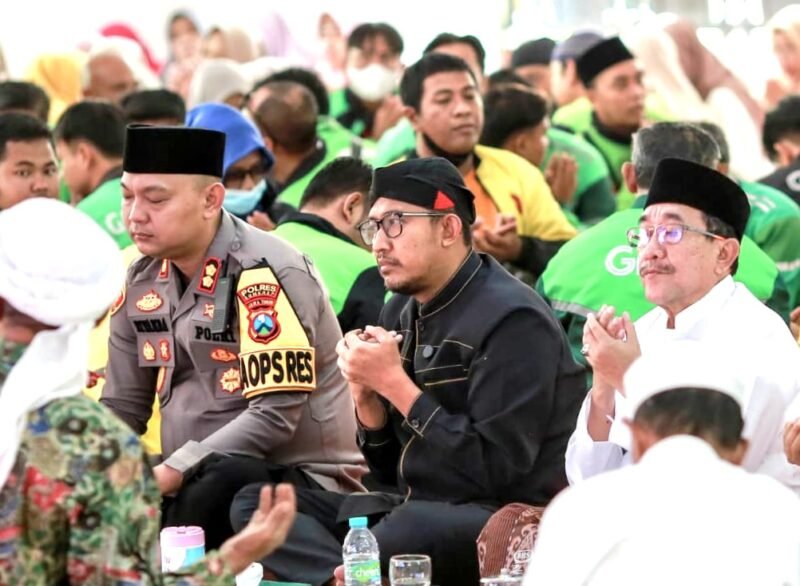 Bupati Sumenep Dr. Achmad Fauzi Wongsojudo (baju hitam) didampingi Wabup KH. Imam Hasyim dan anggota forkopimda saat doa bersama untuk keselamatan negeri di Keaton Sumenep. (KLIKMADURA)