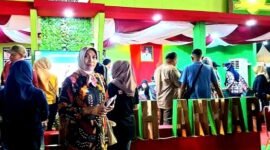 Direktur RSUD Dr. H. Moh. Anwar Sumenep, dr. Erliyati berada di depan stand pada saat pagelaran MCF 2025. (KLIKMADURA)