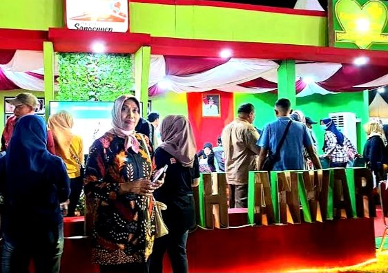 Direktur RSUD Dr. H. Moh. Anwar Sumenep, dr. Erliyati berada di depan stand pada saat pagelaran MCF 2025. (KLIKMADURA)