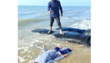 Jenazah lansia saat ditemukan di Pantai The Legend, Desa Padelegan, Kecamatan Pademawu, Pamekasan. (ISTIMEWA)