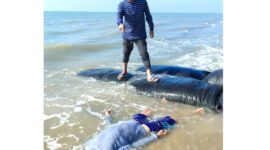 Jenazah lansia saat ditemukan di Pantai The Legend, Desa Padelegan, Kecamatan Pademawu, Pamekasan. (ISTIMEWA)