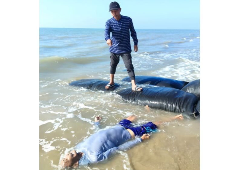 Jenazah lansia saat ditemukan di Pantai The Legend, Desa Padelegan, Kecamatan Pademawu, Pamekasan. (ISTIMEWA)