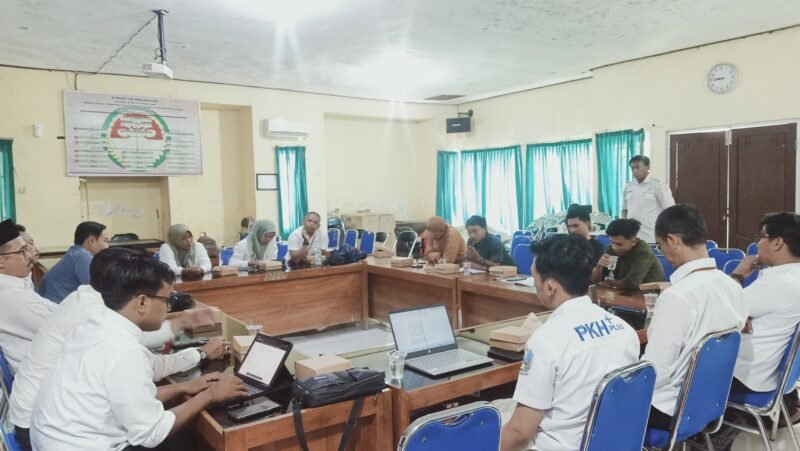 Aktivis FAM saat audiensi dengan sejumlah pihak terkait temuan kartu PKH dipegang agen Brilink. (ISTIMEWA)