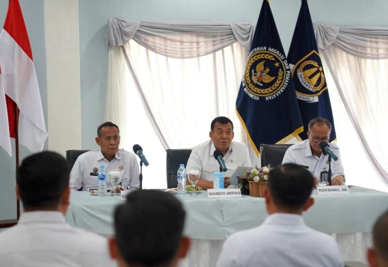 Wakil Menteri Imigrasi dan Pemasyarakatan, Silmy Karim menyampaikan arahan kepada seluruh Kepala UPT Kantor Imigrasi Wilayah Jawa Timur saat melaksanakan Kunker di Kantor Imigrasi Kelas II Non TPI Pamekasan.