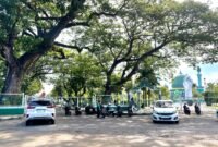 Sejumlah kendaraan roda dua dan empat parkir di sisi timur Taman Arek Lancor Pamekasan. (LAILIYATUN NURIYAH / KLIKMADURA)