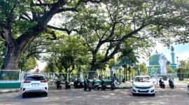 Sejumlah kendaraan roda dua dan empat parkir di sisi timur Taman Arek Lancor Pamekasan. (LAILIYATUN NURIYAH / KLIKMADURA)