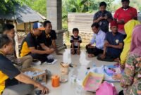 Sejumlah personel Polsek Proppo berbincang dengan warga usai olah TKP pembuangan bayi di Desa Gro'om, Kecamatan Prpoppo. (POLRES PAMEKASAN FOR KLIKMADURA)