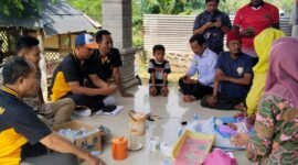 Sejumlah personel Polsek Proppo berbincang dengan warga usai olah TKP pembuangan bayi di Desa Gro'om, Kecamatan Prpoppo. (POLRES PAMEKASAN FOR KLIKMADURA)
