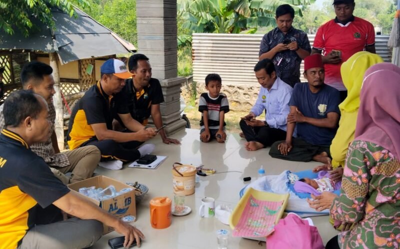 Sejumlah personel Polsek Proppo berbincang dengan warga usai olah TKP pembuangan bayi di Desa Gro'om, Kecamatan Prpoppo. (POLRES PAMEKASAN FOR KLIKMADURA)