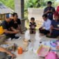 Sejumlah personel Polsek Proppo berbincang dengan warga usai olah TKP pembuangan bayi di Desa Gro'om, Kecamatan Prpoppo. (POLRES PAMEKASAN FOR KLIKMADURA)
