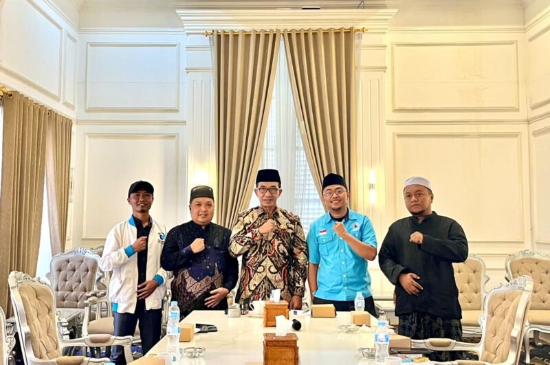 Pengurus DPD Partai Gelora Pamekasan saat silaturrahim dengan Bupati Dr. KH. Kholilurrahman beberapa waktu lalu. (DOK. KLIKMADURA)