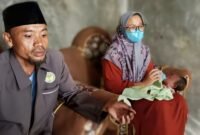 Rosyid Latif (38) beserta istri, warga Desa Astapah, Kecamatan Omben, Kabupaten Sampang saat diwawancara awak media. (KLIKMADURA)