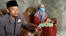 Rosyid Latif (38) beserta istri, warga Desa Astapah, Kecamatan Omben, Kabupaten Sampang saat diwawancara awak media. (KLIKMADURA)