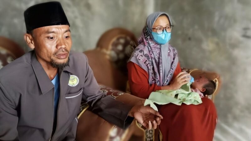 Rosyid Latif (38) beserta istri, warga Desa Astapah, Kecamatan Omben, Kabupaten Sampang saat diwawancara awak media. (KLIKMADURA)