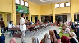 Koordinator Kabupaten (Korkab) PKH Pamekasan, Lukman Hakim saat sosialisasi bansos di Kecamatan Palengaan, Pamekasan beberapa waktu lalu. (DOK. KLIKMADURA)
