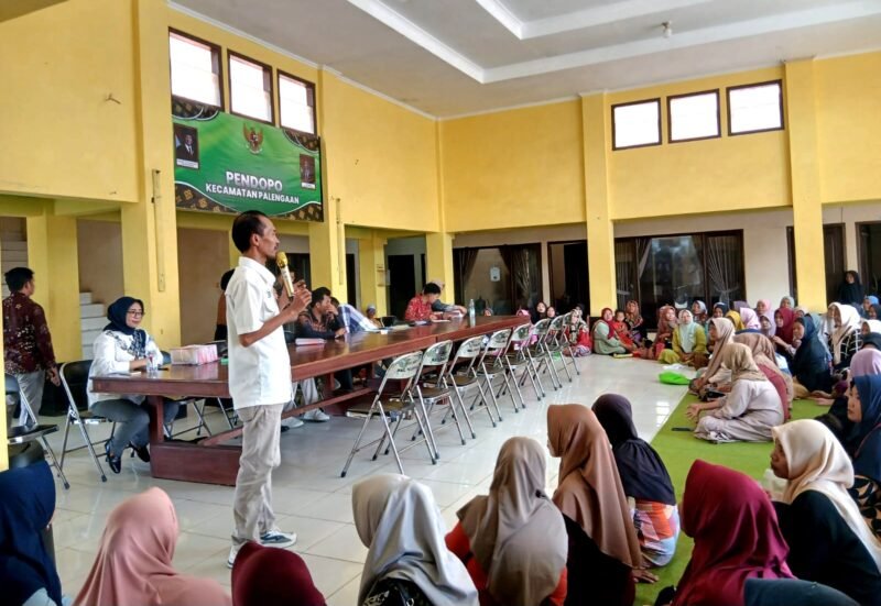 Koordinator Kabupaten (Korkab) PKH Pamekasan, Lukman Hakim saat sosialisasi bansos di Kecamatan Palengaan, Pamekasan beberapa waktu lalu. (DOK. KLIKMADURA)