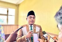 Ketua DPRD Pamekasan, Ali Masykur saat diwawancara sejumlah awak media. (KLIKMADURA)