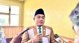 Ketua DPRD Pamekasan, Ali Masykur saat diwawancara sejumlah awak media. (KLIKMADURA)