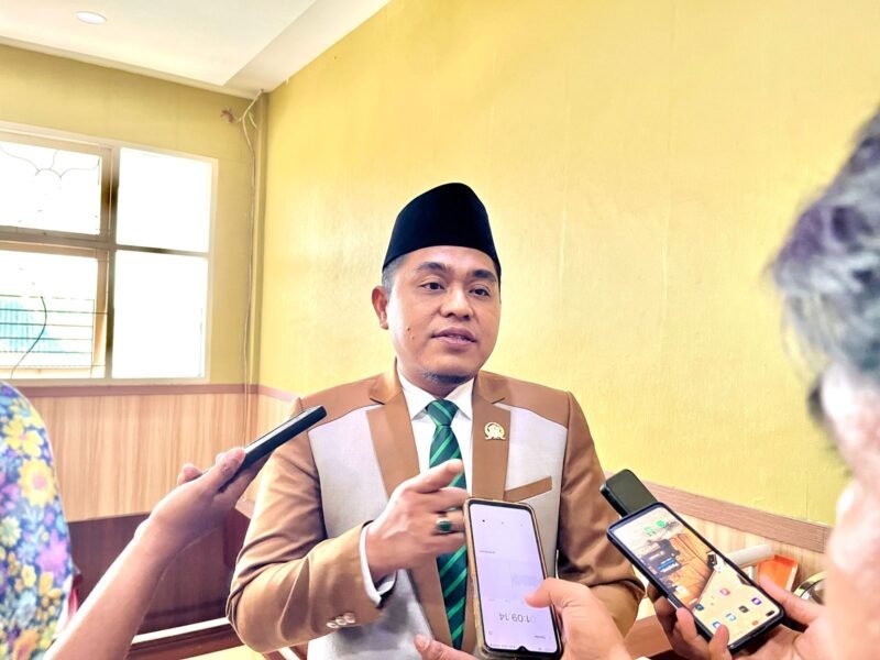 Ketua DPRD Pamekasan, Ali Masykur saat diwawancara sejumlah awak media. (KLIKMADURA)