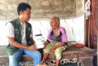 Petugas memberikan mamin lansia kepada nenek di Desa Tlesa, Kecamatan Tlanakan, Pamekasan (DINSOS UNTUK KLIK MADURA)