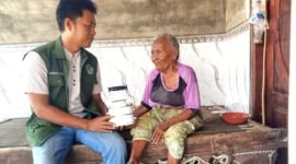Petugas memberikan mamin lansia kepada nenek di Desa Tlesa, Kecamatan Tlanakan, Pamekasan (DINSOS UNTUK KLIK MADURA)
